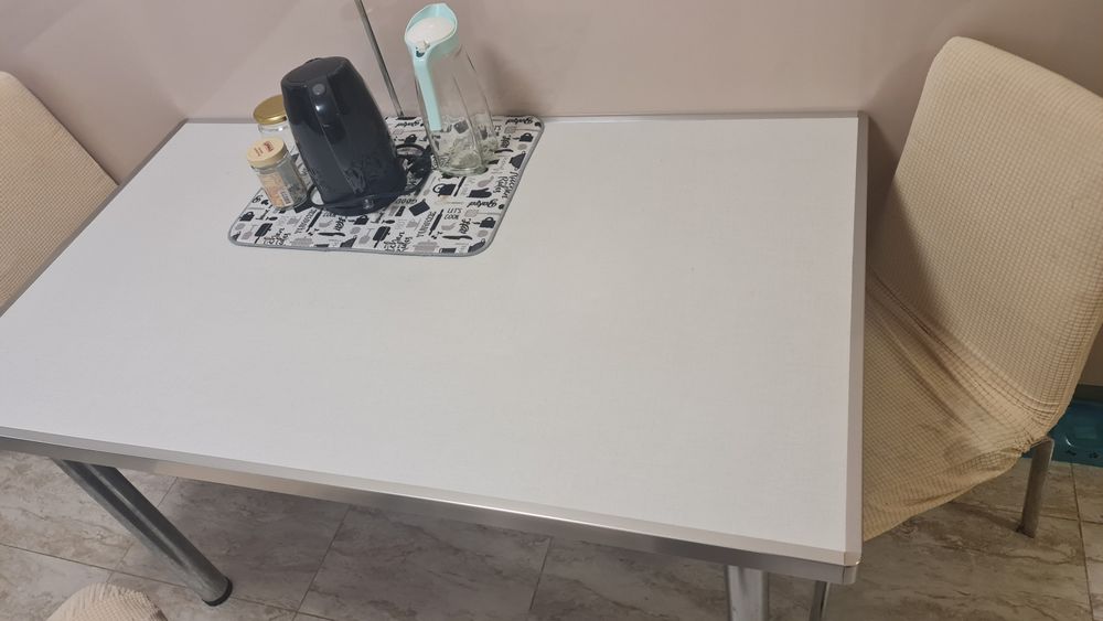 Кухненска маса бяла + 4 стола