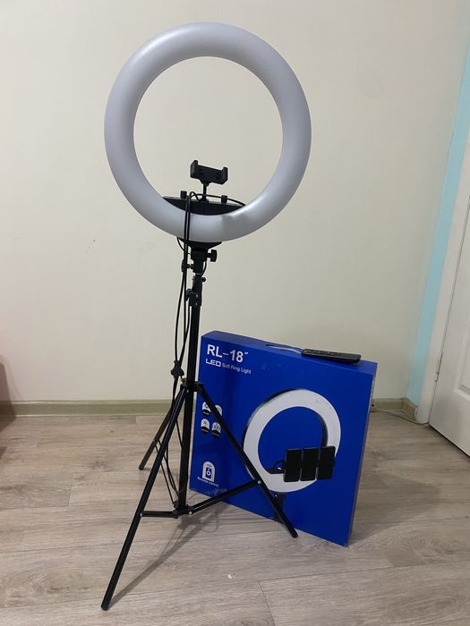 Продам кольцевую лампу со штативом