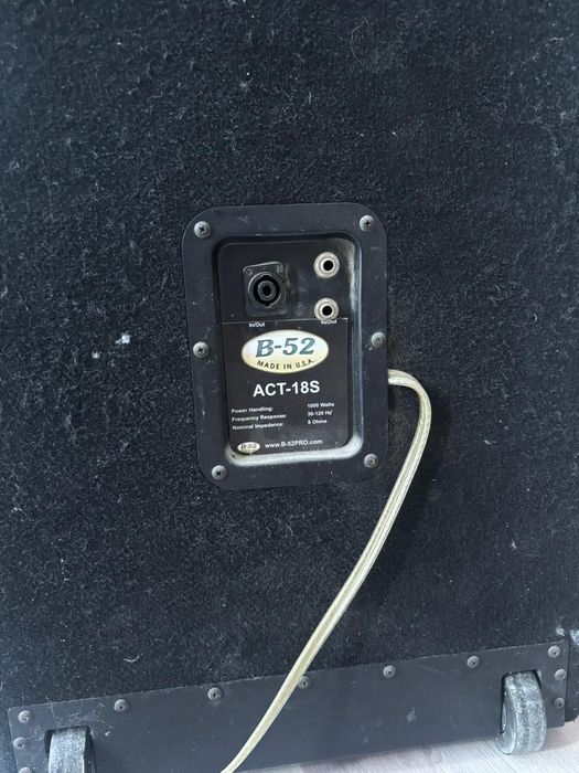 Продаётся колонка JBL с всеми усилителем и кабельями