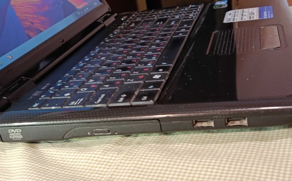 Лаптоп ASUS 15.6 // HD/LED