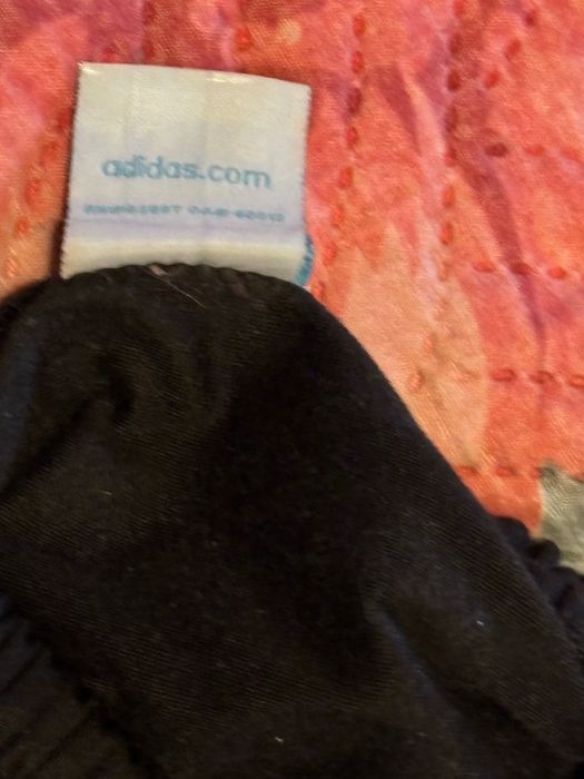 Адидас анцузи не носени