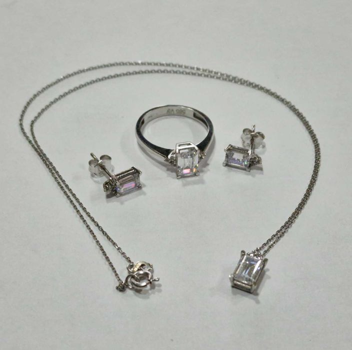 Комплект бяло злато 14К / синджир, обеци и пръстен / 6,16 гр.