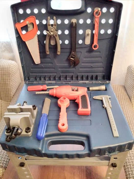 Продам набор слесарного инструмента для мальчика.