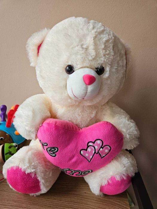 Плюшено мече със сърце (от Молдова)