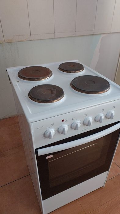 Электрическая плита почти новая, в хорошем состоянии