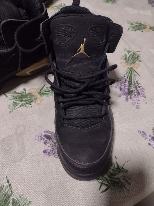 Vând  papuci Jordan