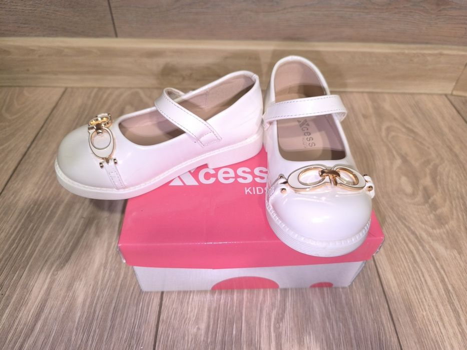 бели официални обувки