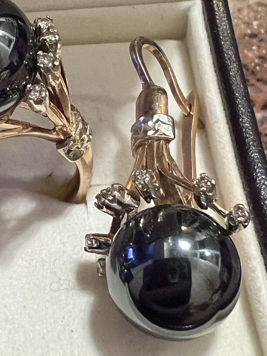 Золотой комплект "Чёрный жемчуг" с бриллиантами и гематитом