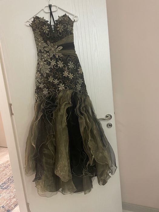 Елегантна рокля в зелен и златист цвят