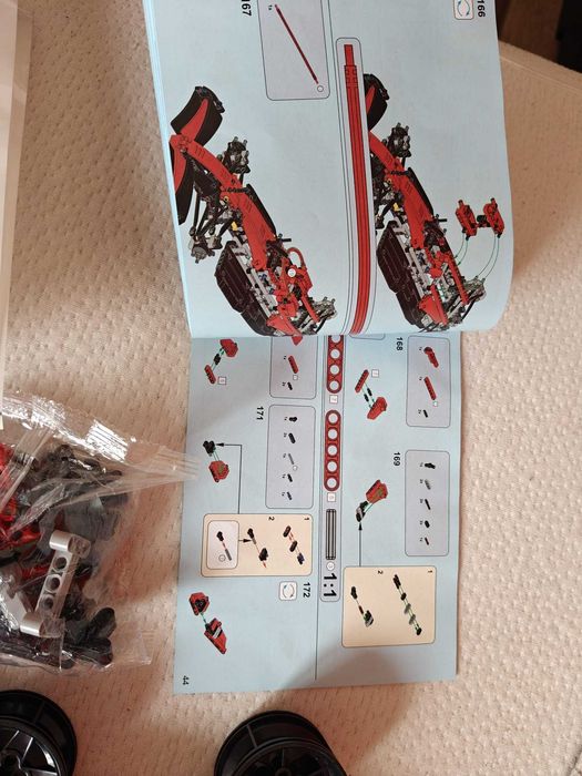 Set construit Race Car F1 Ferrari 1:10 tip Lego cu 1000 piese