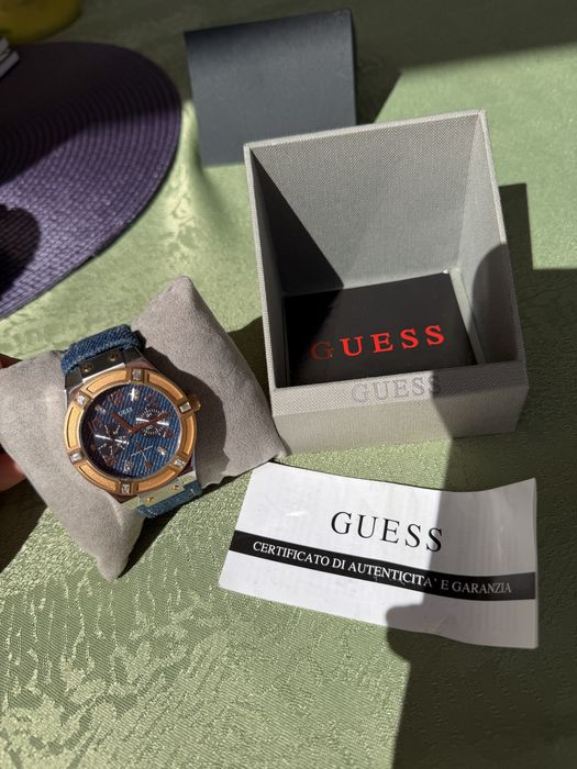 Часовник GUESS..