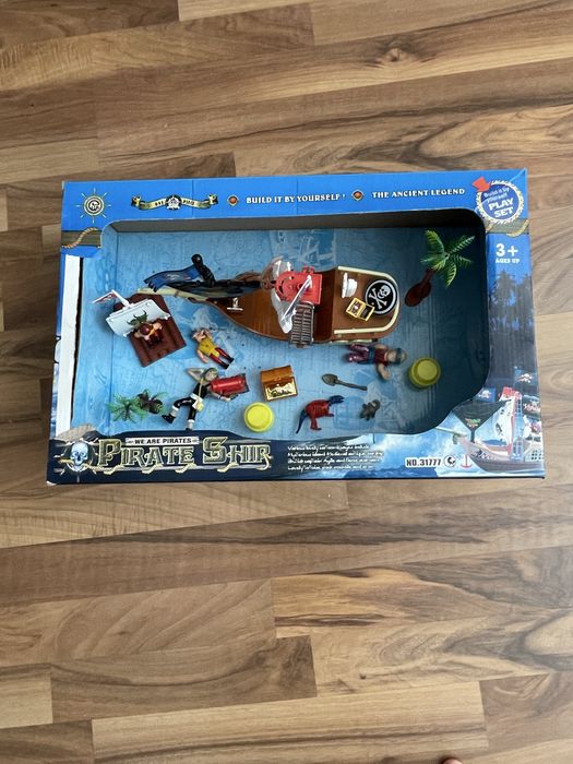 Пиратски кораб и остров на съкровища