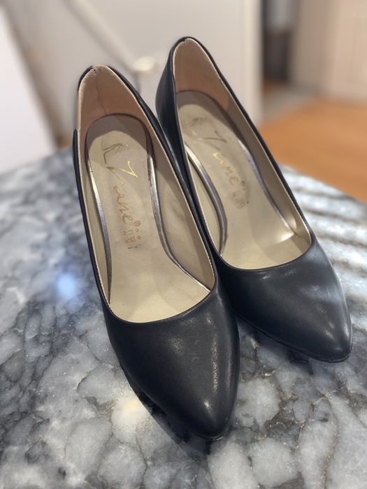 Обувки стилето .