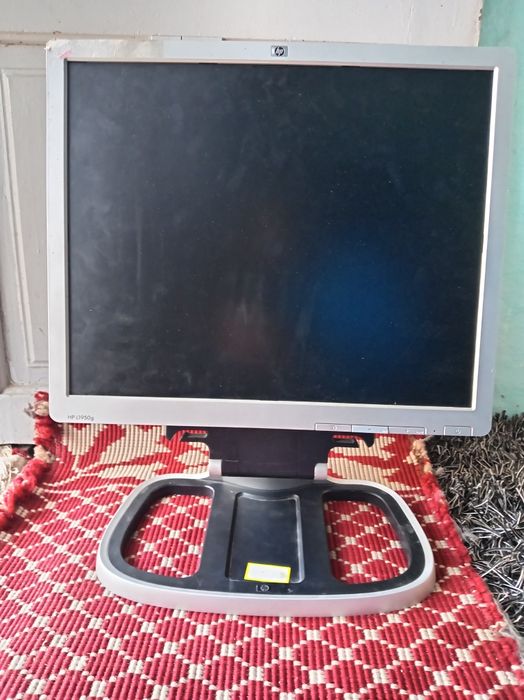 Vând monitor HP L1950g