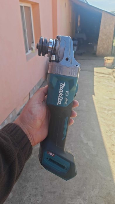 Vând flex makita aproape nou. La cerere se vinde cu baterii 40v