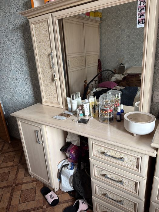 Тумба и шкаф с зеркалом