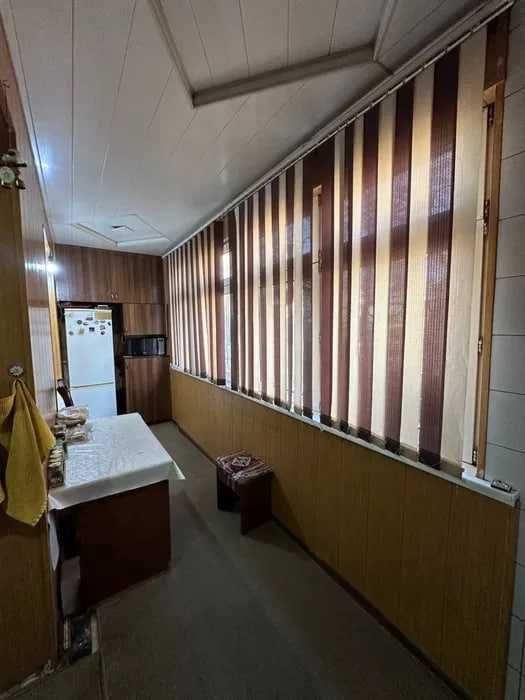 Продаётся квартира Юнусабад11 4 ком 1 этаж чистим ремонтом  не торец