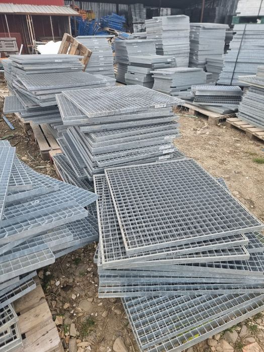 Gratare galvanizate noi, robuste și durabile, ideale pentru diverse aplicații în construcții sau amenajări exterioare. Acestea sunt fabricate din oțel