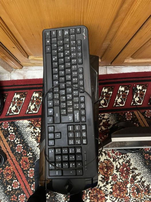 Unitate centrala cu monitor și tastatura, sistem audio