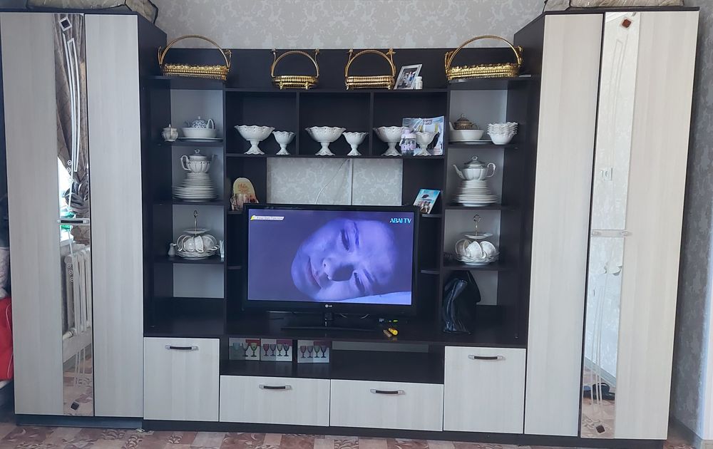 Стенка для посуды и для одежды. .