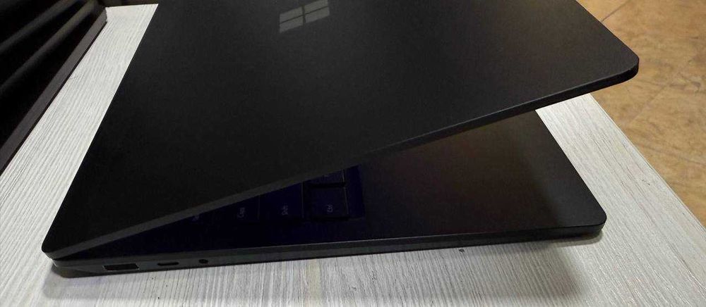 Microsoft Surface Laptop 3 13.5" 2K Sensor Core I7-10 gen 16GB/256GB