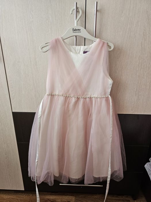 Продам нарядные платья 5-6 лет