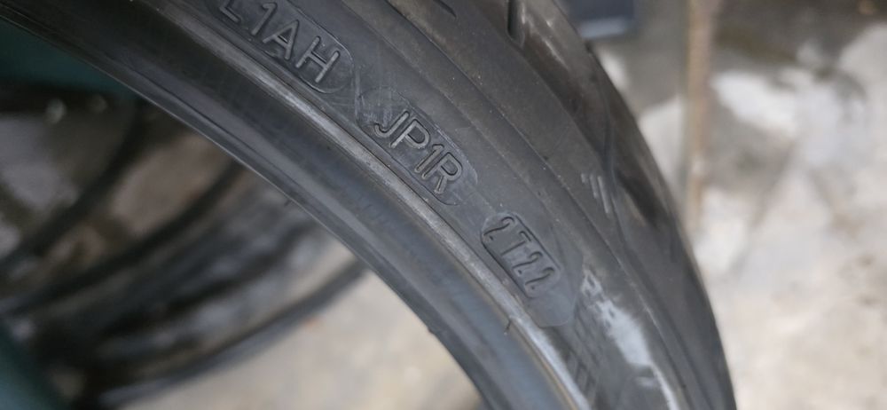 Гуми 2бр  225/35/20  - 1бр  - 115 евро