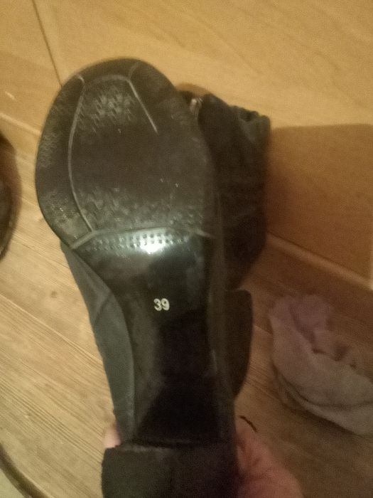 Қыстық, күздік аяқ киімдер сатылады. Продаёться.