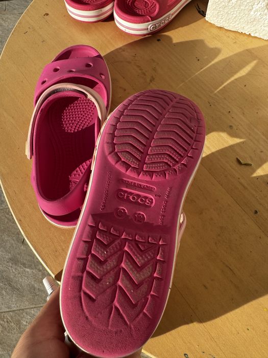 Vand 2 perechi sandale Crocs in stare foarte buna C 12