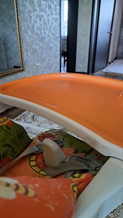 Стул и стол для кормления малышей