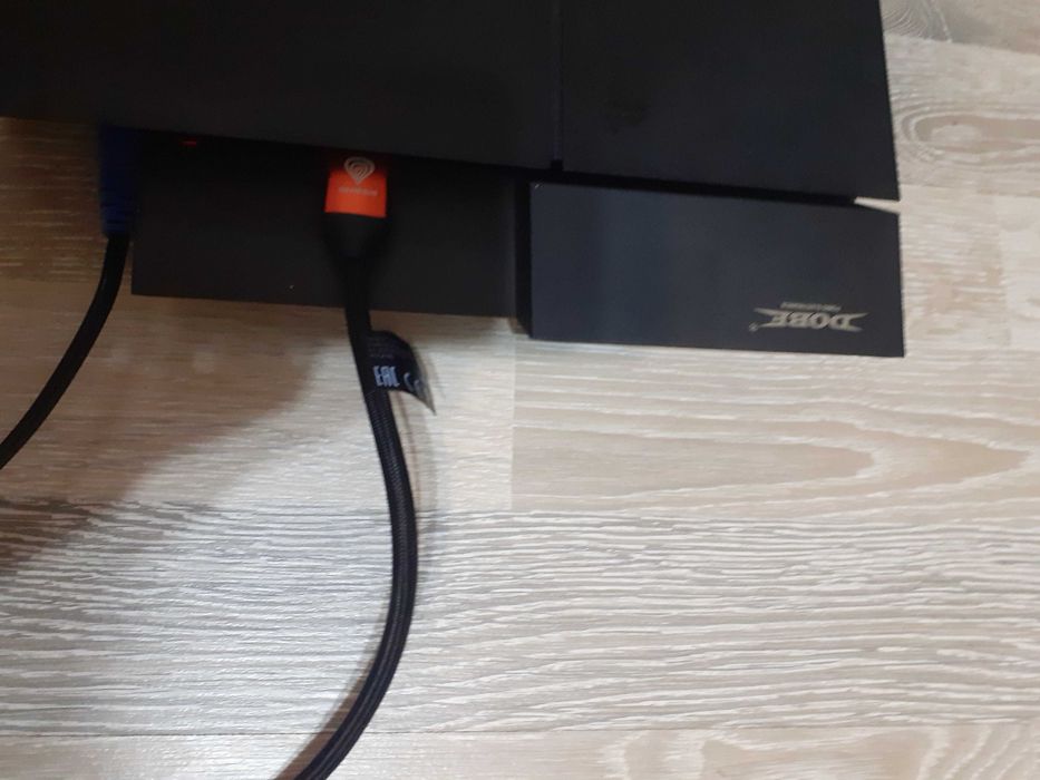 Продавам ps4 slim 500gb