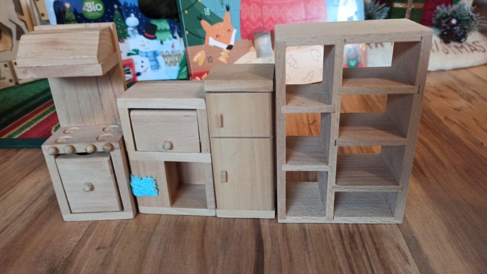 Запазена дървена къща с кукли и мебели и