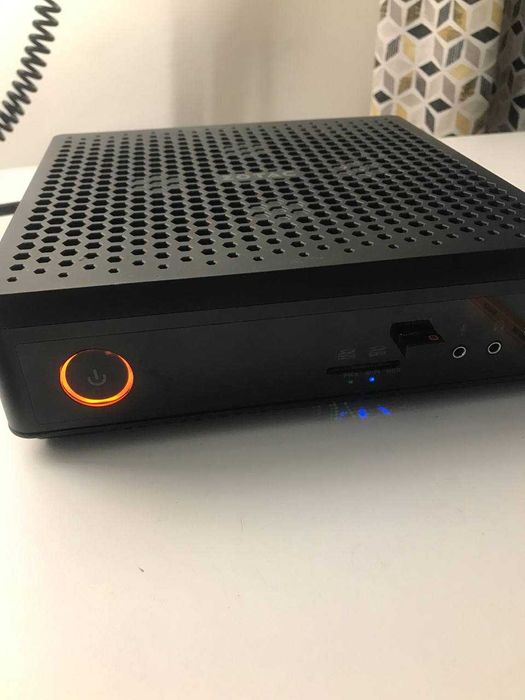 Геймерско mini pc. intel i7 9750h, RTX 2080, 32GB ram, 1 TB ssd