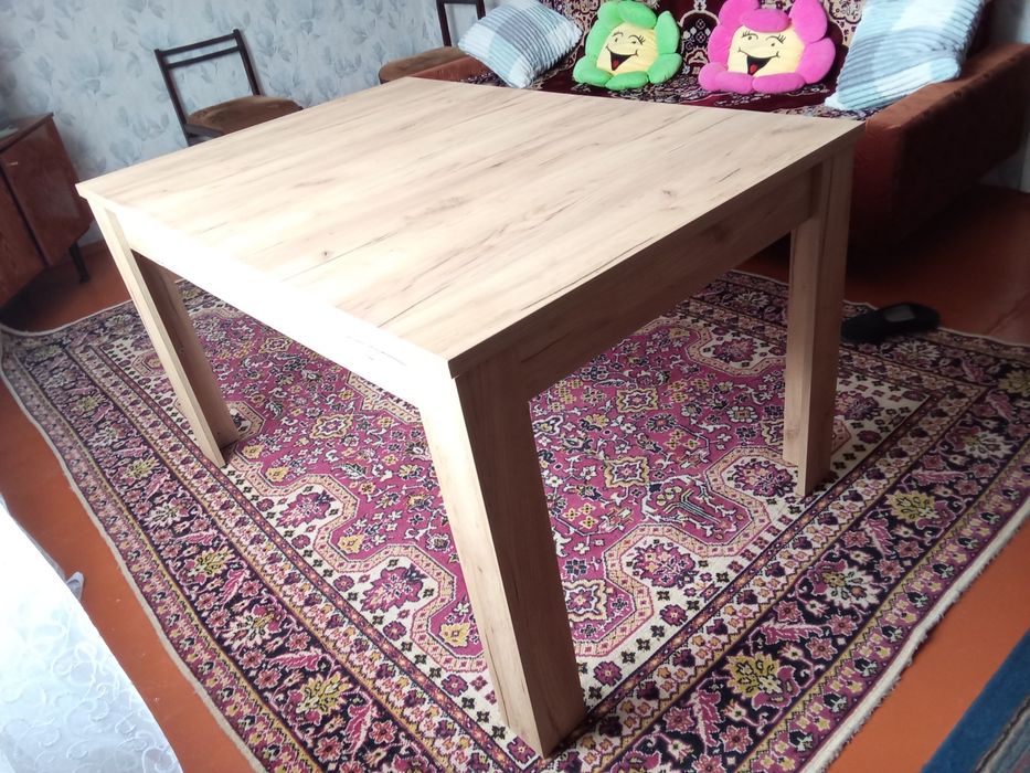 Стол обеденный новый.