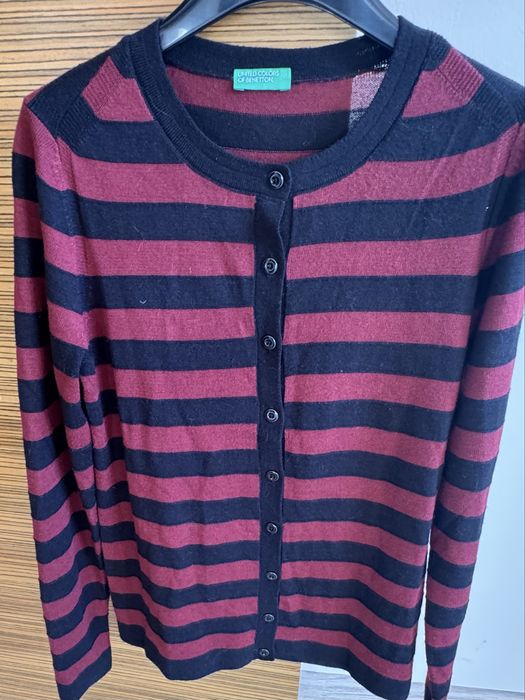 Красива жилетка на Бенетон,отлично състояние,пчти не е обличана