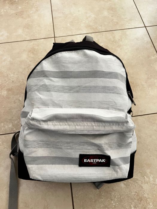 Vând rucsac Dakine Eastpak usa