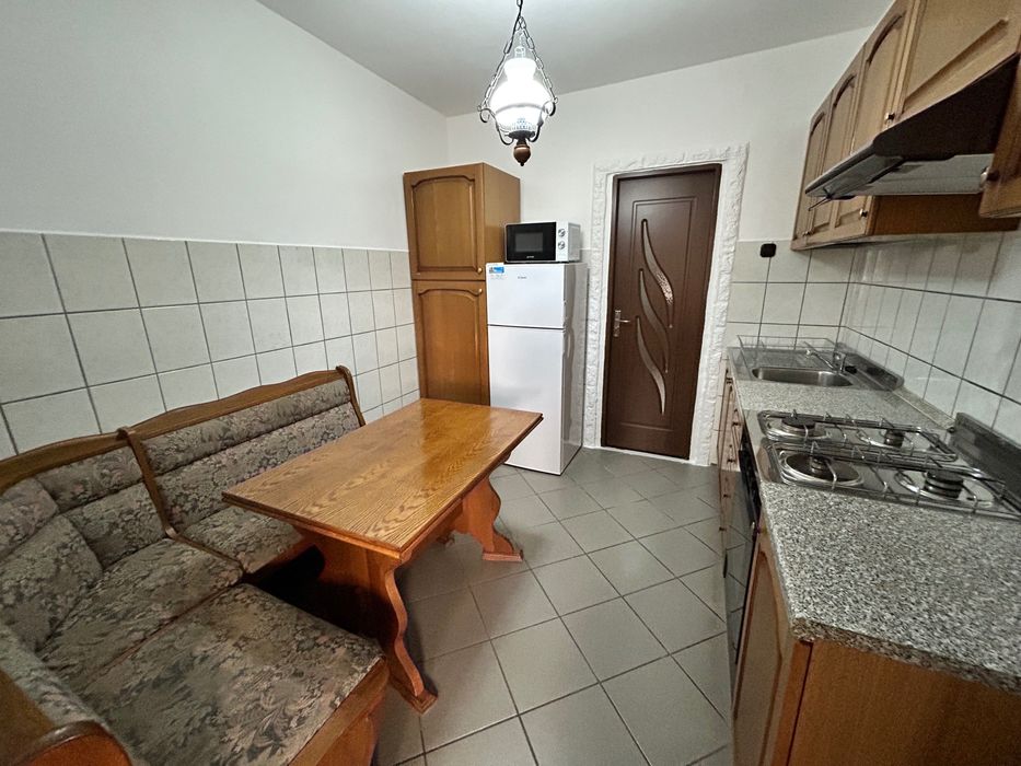 Inchiriez apartament cu 2 camere decomandat str Magheru etaj 1