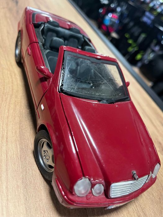 Метална колекционерска количка модел  BBURAGO Mercedez-Benz CLK  1:18