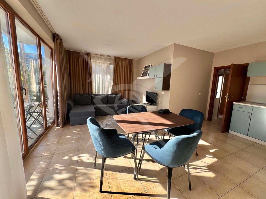 Дава се под наем Двустаен апартамент в к.к. Св.Св. Константин и Елена - 60 кв.м за 650 € - Снимка #1