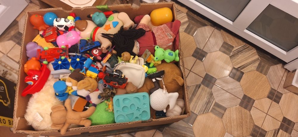 Vand jucari la bax lot