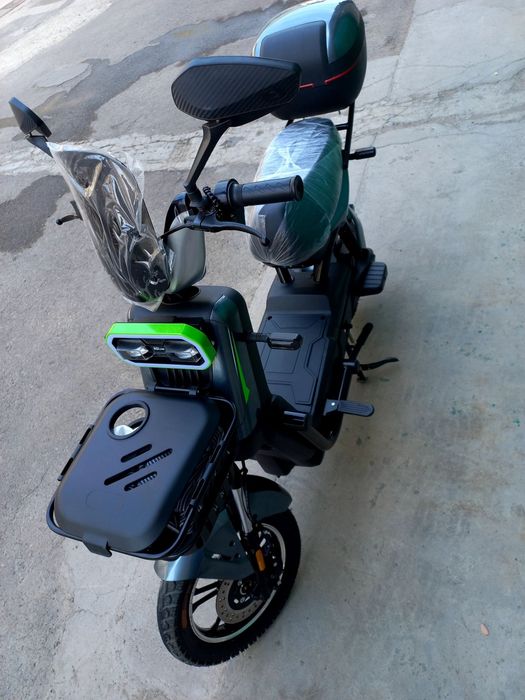 Skuter moped sotiladi