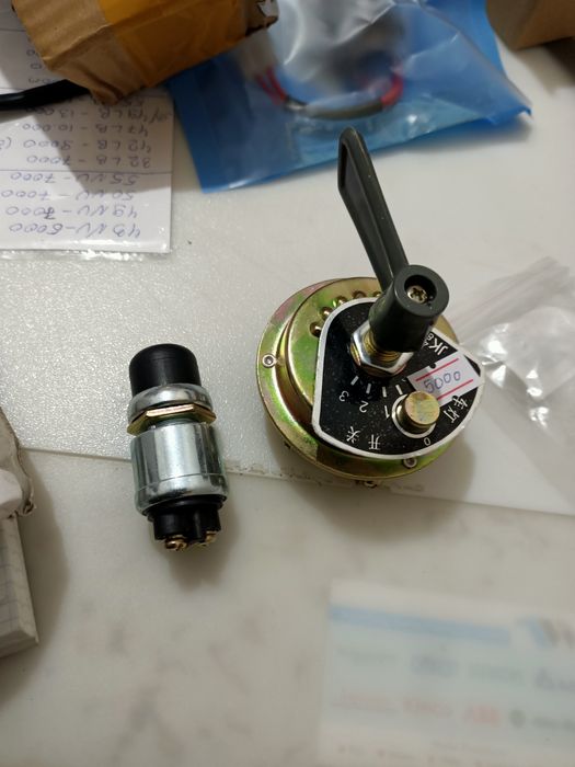 Кнопка для переключения гусениц эксковатора