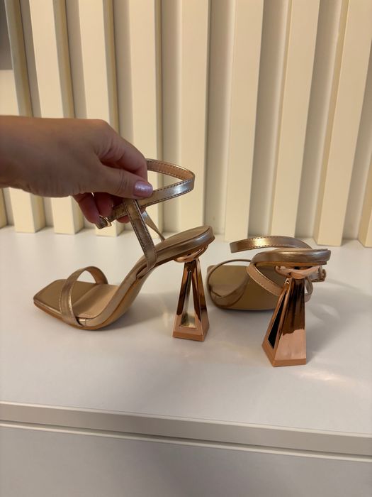 Sandale elegante, toc gros