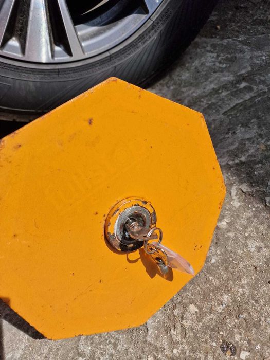 Sistem de bloca roți