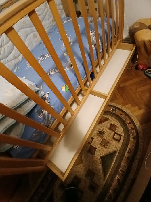 Pătuț din lemn folosit