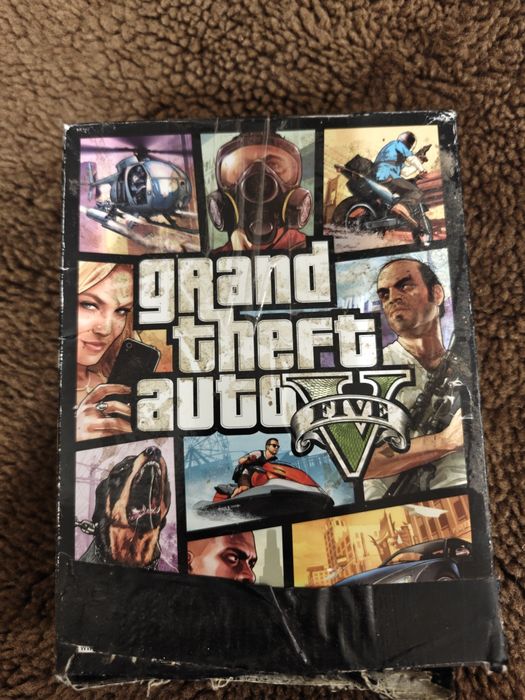 Ediție GTA 5 pe CD pentru PC cu harta din joc.