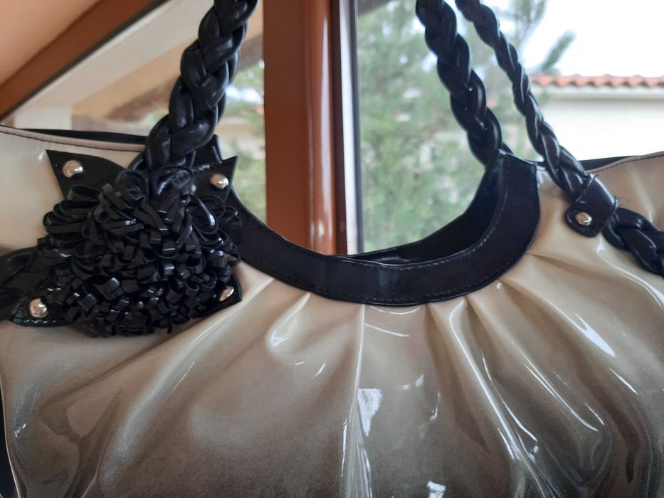 Чанта с Красив Дизайн и Много Отделения и Джобове ! НОВА!