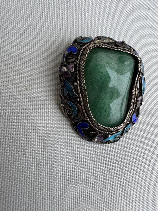 Brosa din argint, jad si email