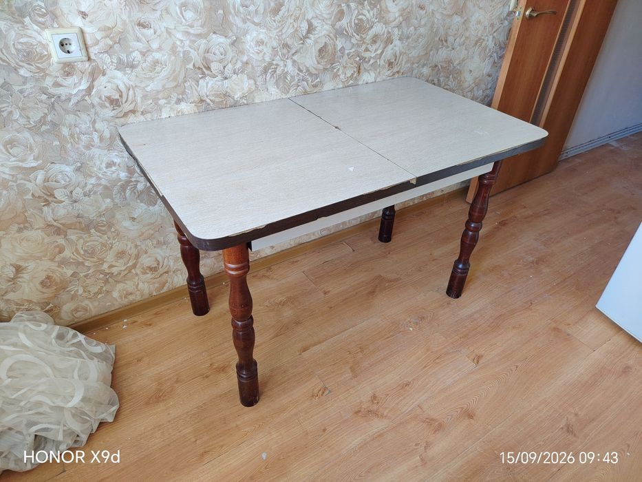 Продам стол без стульев