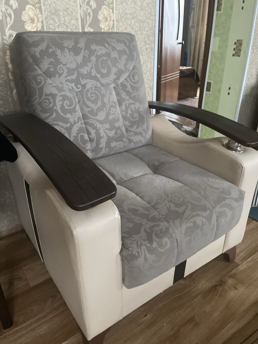 Диван и 2 кресла,